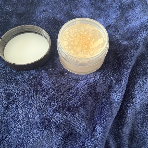 Laura Mercier
Translucent Loose Setting Powder - Picture 4 of 4